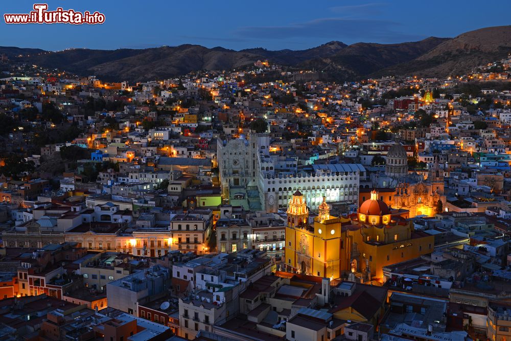 Immagine Skyline notturno di Guanajuato, Messico.