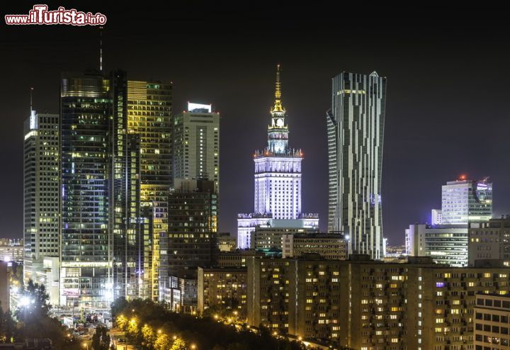 Immagine Skyline notturna di Varsavia, Polonia. La lunga storia della città si riflette nella sua architettura che va dalle chiese gotiche e dai palazzi neoclassici ai blocchi di epoca sovietica e ai grattacieli moderni - © marchello74 / Shutterstock.com