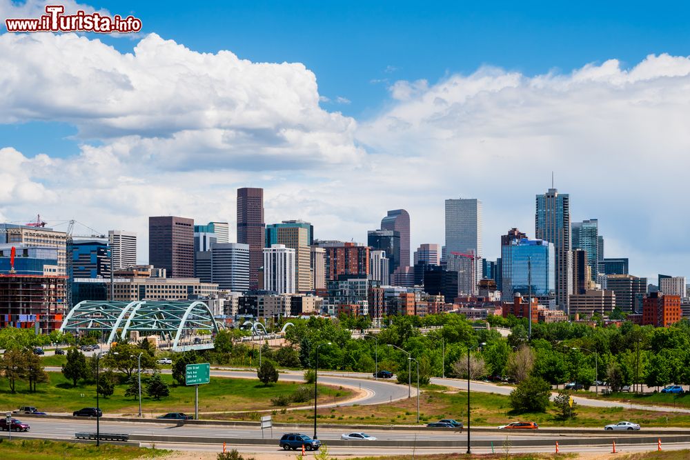 Immagine Skyscrapers a Denver, Colorado, in una giornata nuvolosa (Stati Uniti). La città sorge a oltre 1600 metri di altezza a metà strada fra le grandi pianure e centrali e le alte vette delle Montagne Rocciose.