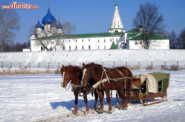 Immagine Paesaggio innevato sul Kremlino di Suzdal, Russia  - Situato in un'ansa del fiume Kamenka, il Kremlino di Suzdal rappresenta la parte più antica della città. Un tempo fortificato, oggi è circondato da una muraglia che racchiude anche la grande cattedrale della Natività della Vergine con campanile a cuspide e il Palazzo Arcivecovile, entrambi trasformati in museo © Natalia Sidorova / Shutterstock.com