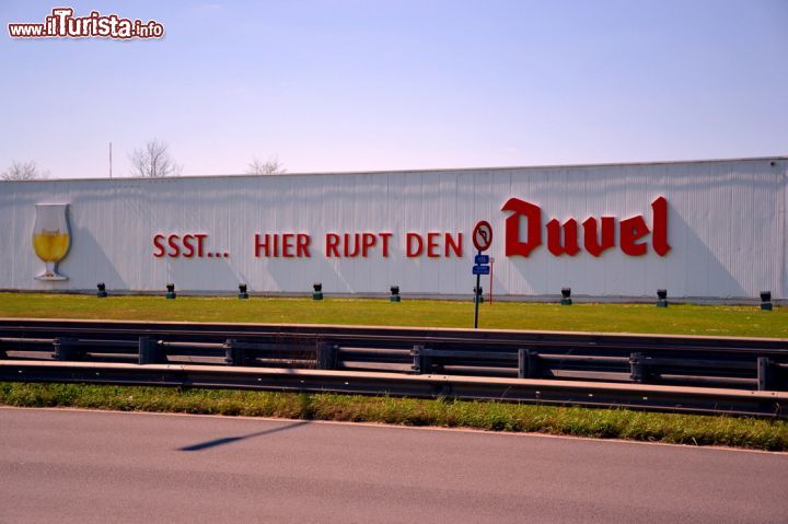 Immagine Slogan della birra Duvel, Fiandre. E' una birra chiara di fermentazione alta trattata dall'industria Duvel Moortgat in Belgio.