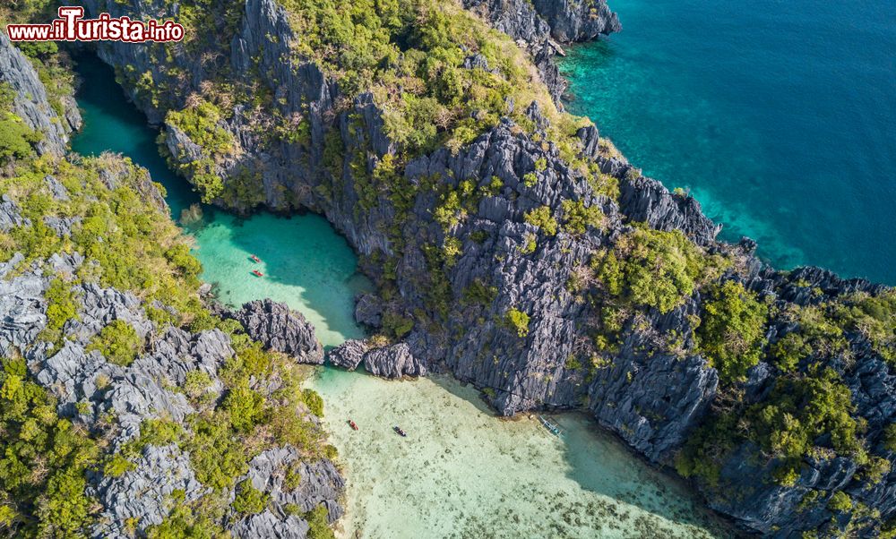 Immagine Small Lagoon a El Nido, isola di Palawan, Filippine. Qui si arriva solo a nuoto o in kayak: Small Lagoon è un paradiso che si apre all'improvviso lasciando senza parole.