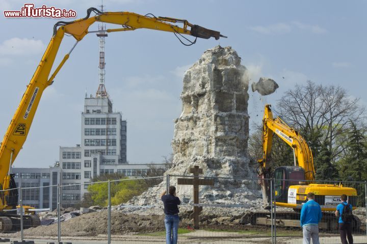 Immagine Smantellamento del piedistallo del monumento di Lenin a Kharkiv, Ucraina - © vosilich / Shutterstock.com