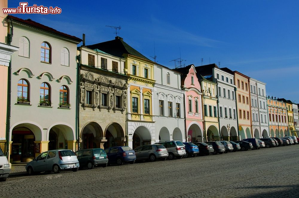 Immagine Smetana Square, la piazza principale di Litomysl, Repubblica Ceca. Su questra strada si affacciano edifici dalle facciate barocche e classiche e in stile impero. Da notare le belle arcate originali.  