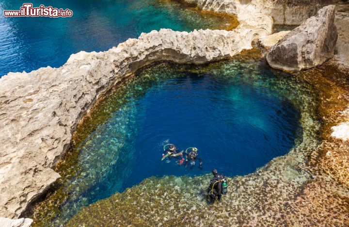 Immagine Snorkeling e immersioni nel mare dell'isola di Gozo (Malta) presso la sua bellissima Azure Window - L'Azure Window (la finestra azzurra, roccia che in seguito al tempo ha assunto la forma di uno scorcio naturalistico bellissimo), da sola è capace di togliere il respiro per la sua bellezza. Ma se a lei si aggiunge il suo mare e la possibilità di penetrarlo attraverso snorkeling, immersioni e attività acquatiche, allora il discorso diventa quasi divino. Rigeneranti le attività ma soprattutto in grado di regalare un souvenir decisamente unico, quello cioè fatto di un blu toccato con mano e non solo rapito con gli occhi - © Mikhail Starodubov / Shutterstock.com