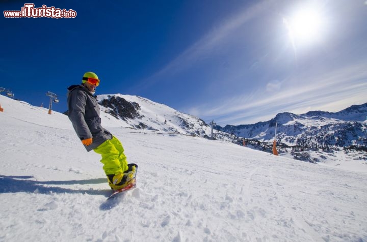 Immagine Snowboard a Soldeu, sui Pirenei, nel piccolo stato di Andorra. Sorge sulla sponda nord del fiume Valira d'Oriente questo grazioso villaggio che accoglie sul suo territorio gli impianti sciistici più famosi di tutti i Pirenei - © Pabl1n / Shutterstock.com