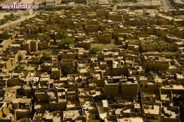 Immagine Vista aerea dei sobborghi di Baghdad, Iraq. Seconda città più grande dell'Asia sud occidentale dopo Teheran, Baghdad sorge sul fiume Tigri - © sydcinema / shutterstock.com