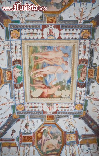 Immagine Soffitto decorato del Palazzo della Corgna a Castiglione del Lago, Umbria - Principale residenza dei della Corgna che dominarono Castiglione del Lago, il palazzo ducale venne concepito come una piccola reggia. Le stanze furono affrescate e docorate dai migliori artisti dell'epoca © Mi.Ti. / Shutterstock.com