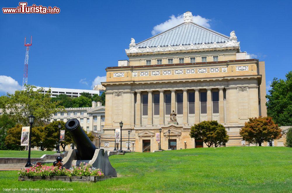 Immagine Il Soldiers and Sailors National Military Museum and Memorial a Pittsburgh, Pennsylvania. Questo edificio è iscritto nell'elenco dei monumenti storici nazionali - © Sean Pavone / Shutterstock.com