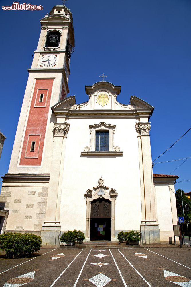 Immagine Somma Lombardo (Lombardia): un edificio religioso con torre campanaria.