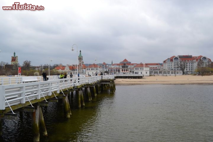 Immagine Sopot, il Molo: assieme alla strada "Ul.Bohaterow Monte Cassino" è l'altro grande luogo di passeggio di Sopot. Durante i mesi estivi l'accesso al molo è a pagamento, mentre durante la bassa stagione è libero.