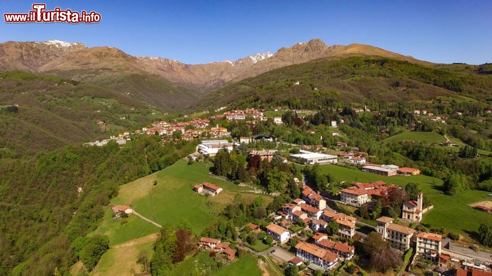 Immagine Sordevolo, panorama del borgo e le alpi piemontesi alle spalle