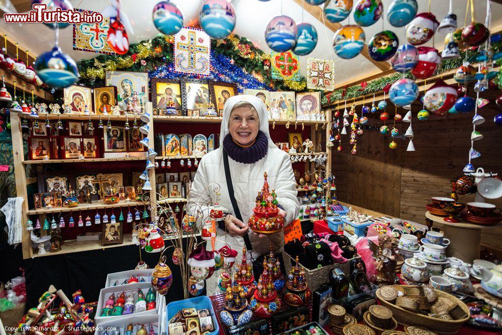 Immagine Sorella Larisa mentre vende decorazioni natalizie al Galway Continental Christmas Market - © Rihardzz / Shutterstock.com