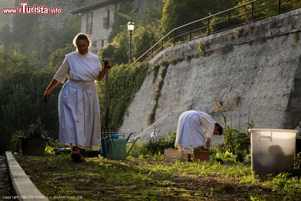 Immagine Sorelle al lavoro nel giardino di un monastero a Civitella del Tronto in Abruzzo - © Camillo Cinelli / Shutterstock.com