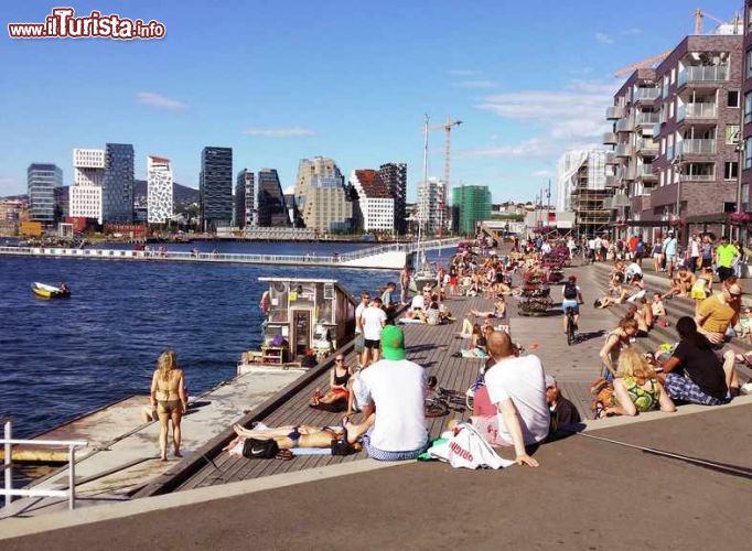 Immagine Sorenga, la piscina con acqua di mare più grande della Norvegia  lungo il molo dell'omonimo quartiere di Oslo. E' aperta in estate per la gioia di famiglie e bambini, anche se le temperature delle acque sono quelle tipiche del nord-Europa  - © Anne Sofie Bjørge/VisitOSLO