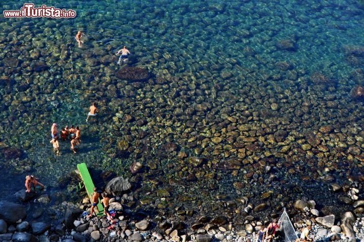 Immagine Baia di Sorgeto: siamo nel comune di Forio, sull'isola di Ischia (Campania). Nella foto la spiaggia termale naturale.