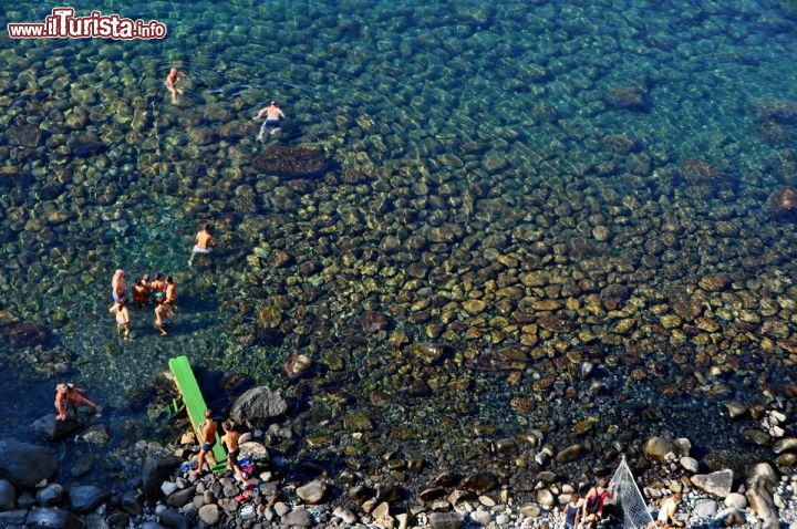 Immagine Baia di Sorgeto: siamo nel comune di Forio, sull'isola di Ischia (Campania). Nella foto la spiaggia termale naturale.