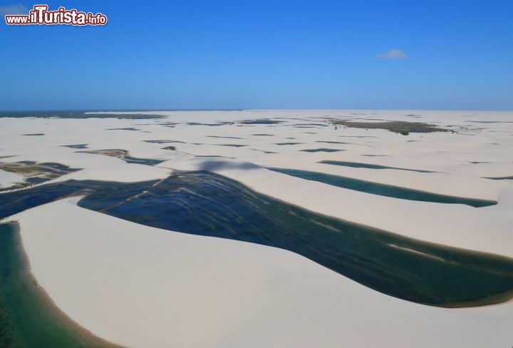 Immagine Foto scattata durante un sorvolo con un piccolo aereo Cessna sui Lençois Maranhenses, il Parco Nazionale situato nello stato del Maranhao, nel nord-est del Brasile.