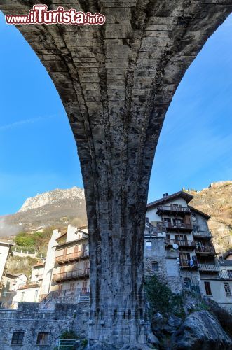 Immagine Uno scatto sotto l'arco del ponte sul torrente Lys a Pont Saint Martin - © Erick Margarita Images / Shutterstock.com