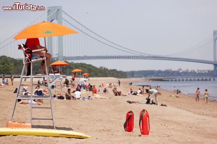 Immagine Panorama di South Beach a New York, Stati Uniti. Oltre alla sua sabbia dorata questa spiaggia situata sulla sponda orientale di Staten Island è celebre per il suo lungomare dedicato a Franklin Roosvelt - ©  Marley White / nycgo.com