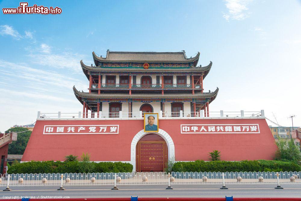 Immagine Il South Gate (Nanmen) di Yinchuan fotografato di mattina, Cina. La "Porta Meridionale" di Yinchuan, realizzata su modello di quella frontale della Città Proibita di Bejing, è provvista anche del ritratto di Mao Tse-tung - © beibaoke / Shutterstock.com