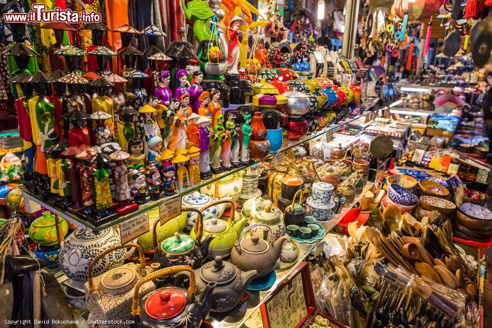 Immagine Souvenir di ogni tipo in un negozio del Ben Thanh Market a Ho Chi Minh City (Saigon), Vietnam - © David Bokuchava / Shutterstock.com