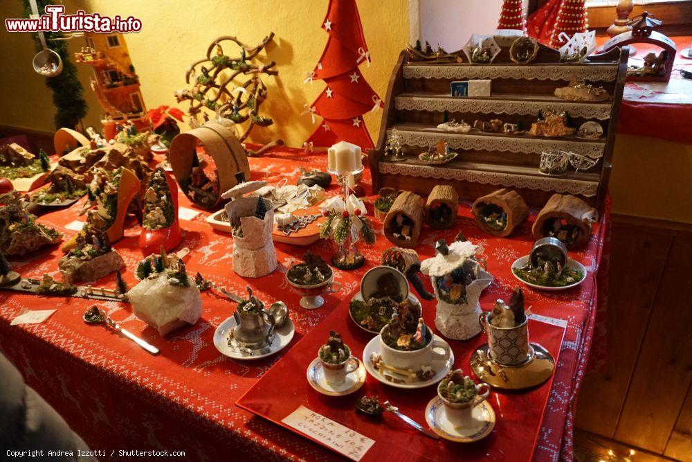 Immagine Souvenir natalizi in un negozio del borgo di Rango, Trentino Alto Adige - © Andrea Izzotti / Shutterstock.com