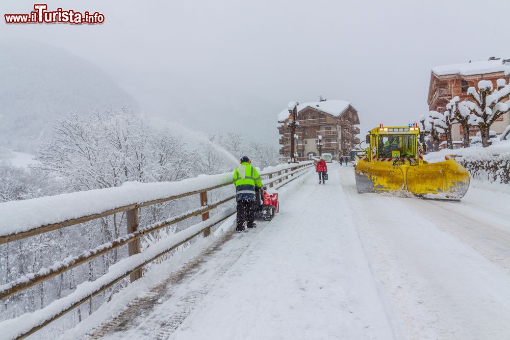 Immagine Spalaneve in azione dopo una tormenta di neve a Les Contamines-Montjoie (Francia).