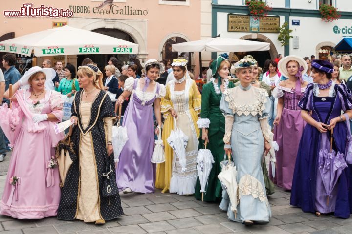 Immagine Figuranti in costume durante lo Spancirfest, un festival di artisi di strada che si tiene ogni anno dal 1999 nel mese di agosto a Varazdin (Croazia) - foto © Deymos.HR