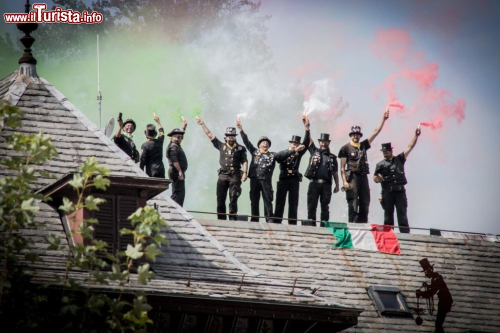 Immagine Spazzacamini sui tetti di Santa Maria Maggiore al Raduno Internazionale dello Spazzacamino  - © Massimo Bertina