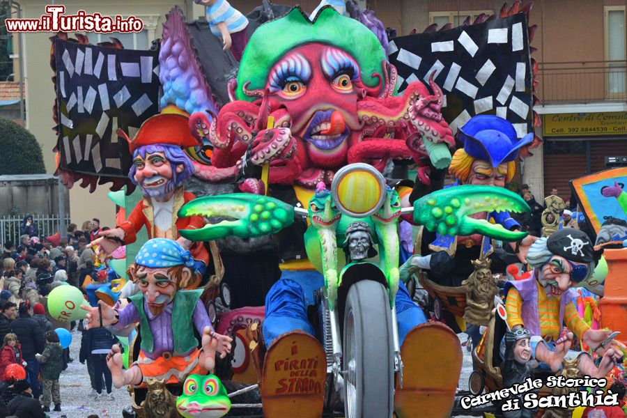 Immagine Spettacolare carro in carta pesta al Carnevale Storico di Santhià in Piemonte - ©  www.carnevaledisanthia.it