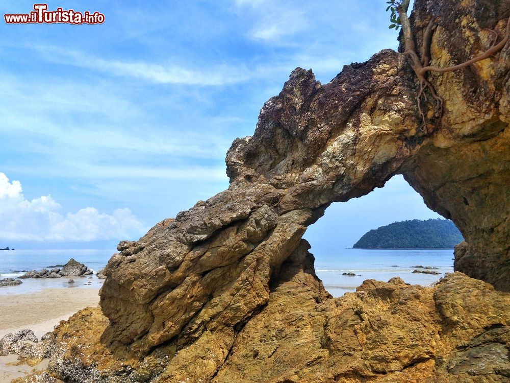 Immagine Una spettacolare formazione rocciosa sulla spiaggia di Koh Phayam, provincia di Ranong, Thailandia.