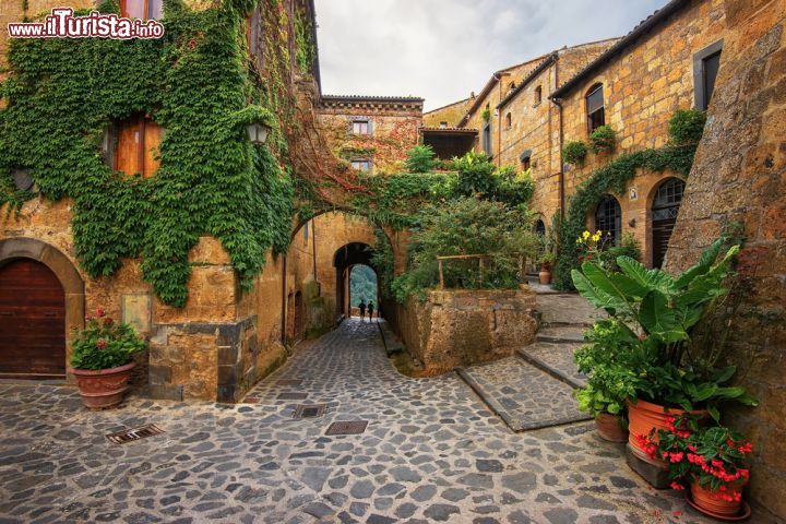 Immagine Una spettacolare piazzetta del borgo di Civita Bagnoregio, Lazio. Archetti, cortili, piazze e case medievali e rinascimentali ornate da bifore e portali in piperino: sono solo alcuni degli splendidi panorami di cui si può godere passeggiando nel cuore di questa frazione che sembra quasi un quadro paesaggistico uscito dalla tavolozza di un pittore - © Jan Miko / Shutterstock.com