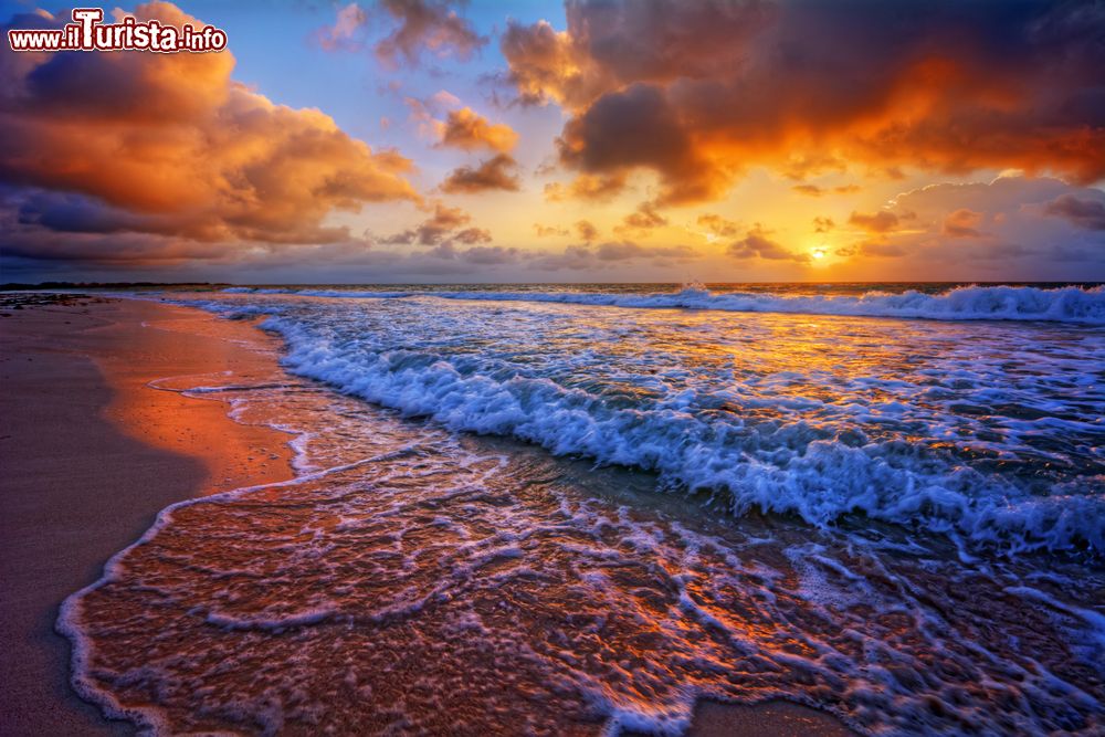 Immagine Uno spettacolare tramonto dalle mille sfumature su una spiaggia di Puerto Escondido, Messico.