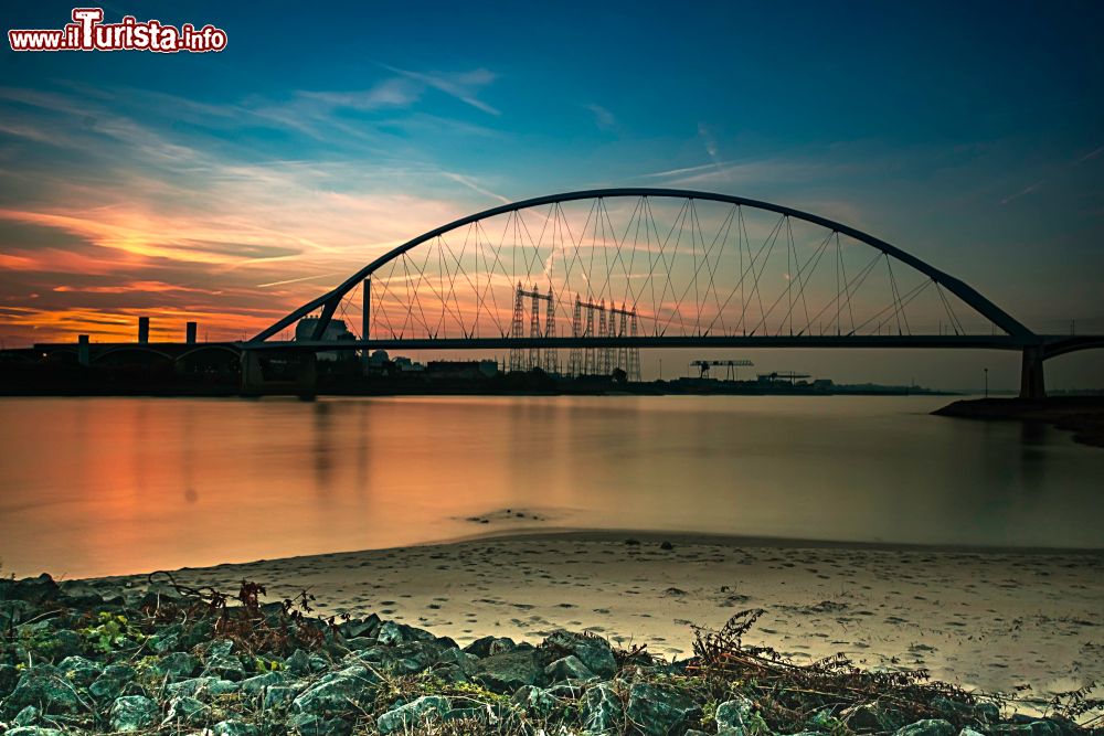 Immagine Una spettacolare veduta del ponte "de Oversteek" nei pressi di Nijmegen, Olanda, al tramonto. Terzo ponte sul fiume Waal, è stato inaugurato nel novembre 2013.