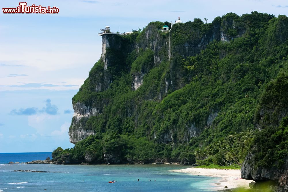 Immagine Una spettacolare veduta del punto panoramico Two Lovers Point a Guam, Stati Uniti. Da qui la vista sulla baia di Tumon e sul mare filippino è mozzafiato.
