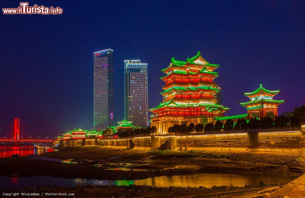 Immagine Una spettacolare veduta notturna del Tengwang Pavilion illuminato, Nanchang, Cina - © Meiqianbao / Shutterstock.com