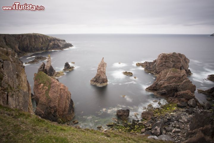 Immagine Spettacolari scogli a Lewis and Harris, Scozia - Coste frastagliate e formazioni rocciose dalle forme più bizzarre rendono la più grande isola delle Ebridi Esterne uno scenario unico per gli amanti della natura e dei luoghi selvaggi © phildaint / Shutterstock.com