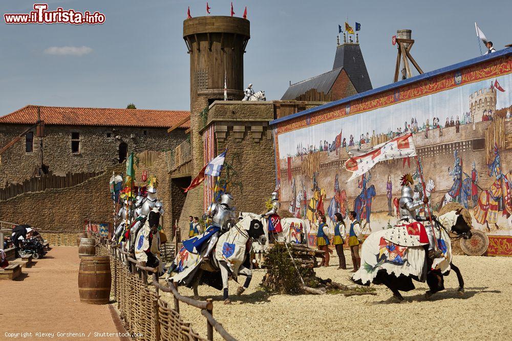 Immagine Spettacolo con cavalli e cavalieri al parco tematico di Puy du Fou a Les Epesses, Francia - © Alexey Gorshenin / Shutterstock.com