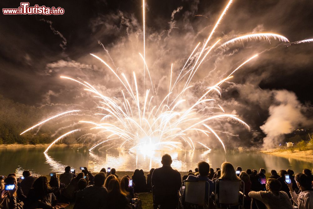 Immagine Spettacolo di fuochi artificiali sul Lago di Fiastra nelle Marche