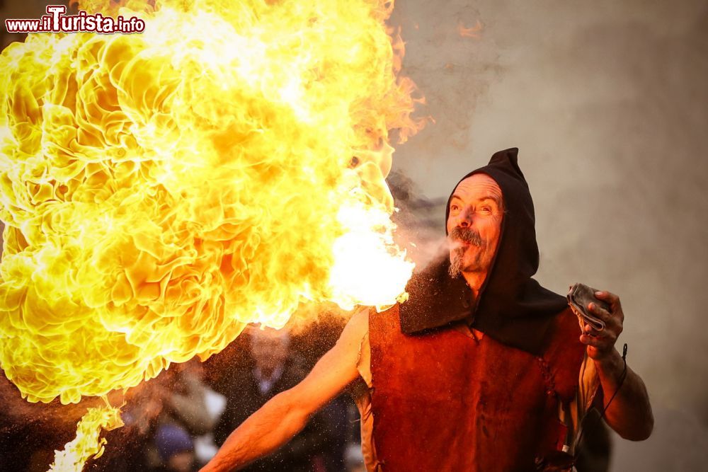 Immagine Spettacolo di mangiafuoco alla Antica Fiera di Santa Lucia di Piave - © Sito Ufficiale