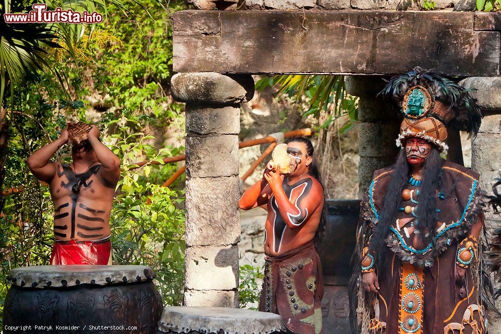 Immagine Spettacolo nella giungla del parco di Xcaret, Messico: si tratta dell'antica "danza del gufo" - © Patryk Kosmider / Shutterstock.com
