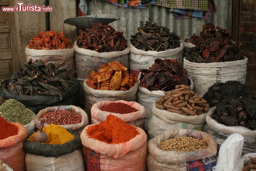 Immagine Spezie colorate in una bancarella del mercato di Oruro, Bolivia.