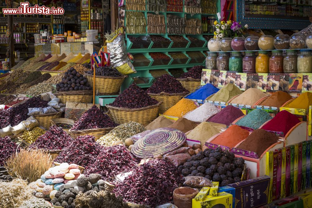 Immagine Spezie e erbe in un tradizionale mercato (il suq) di Luxor, Egitto.