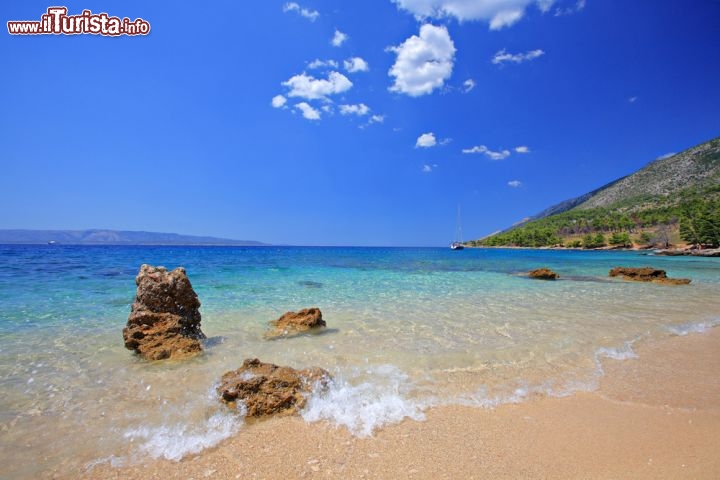 Immagine Il mare di una spiagga a Brac (Brazza) la grande isola della Dalmazia in Croazia - © Ljupco Smokovski / Shutterstock.com