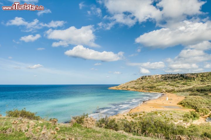 Immagine Vista panoramica di una spiaggia dell'isola di Gozo (Malta) - Di isole e di spiagge ce ne sono moltissime e tante anche piuttosto meritevoli. Quello che succede a Gozo però crea un meccanismo particolare e un ricordo mitologico. Si narra che qui rimase Ulisse per 7 anni prigioniero della Dea Calipso, di cui vi è anche la grotta. Nonostante il suo crollo e il fatto che ovviamente non sia visitabile, l'aria di ogni litorale dell'isola sembra essere rimasta ferma, come se si fosse fermata a chissà quale leggenda che l'ha resa così antica e al tempo stesso così bella - © Anibal Trejo / Shutterstock.com