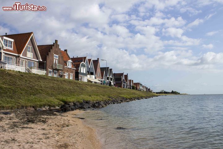 Immagine Spiaggia sullo Zuidersee a Volendam, Olanda - Con le caratteristiche casette affacciate sullo Zuidersee, Volendam vanta alcune graziose spiaggette di sabbia. Lo Zuidersee, mare interno che raggiunge il cuore dei Paesi Bassi, è separato dal Mare del Nord, con cui comunica tramite una serie di canali, da una fila di isole © Michela Garosi / TheTraveLover.com