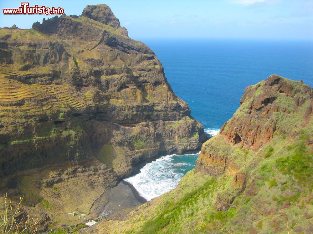 Immagine La spiaggetta di sassi neri in un'insenatura dell'isola di Santo Antão, Capo Verde.