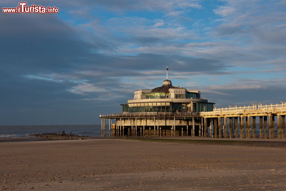 Immagine Spiaggia a Blankenberge, Belgio. Qui il turismo ha iniziato a svilupparsi grazie alla vicinanca con grandi città limitrofe fra cui Bruges.