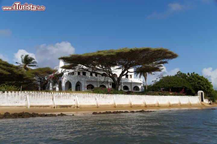 Immagine Il turismo di lusso a Shela Beach, nell'isola di Lamu - a sud dell'isola di Lamu, ovvero la principale dell'omonimo arcipelago a largo della costa settentrionale del Kenya, si trova il villaggio di Shela, la cui spiaggia è famosa per i numerosi hotel di lusso e per essere la culla del turismo occidentale della zona. - © Przemyslaw Skibinski / Shutterstock.com